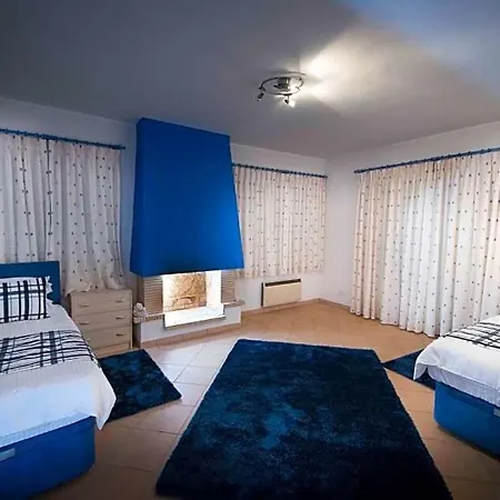 Sleeps 14 Pool Air Con Wifi * Lagos
